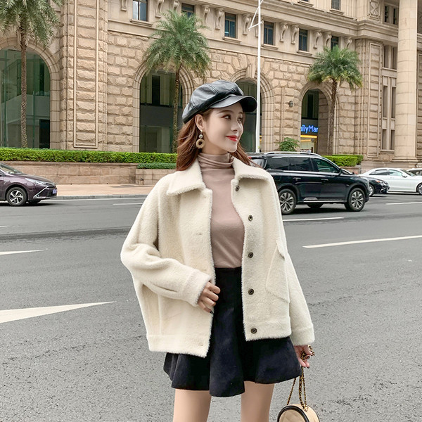 Palton de dama model scurt si larg alb