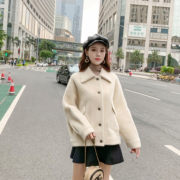 Palton de dama model scurt si larg alb