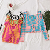 Bluză scurtă de damă în dungi cu umerii căzuți și bucle