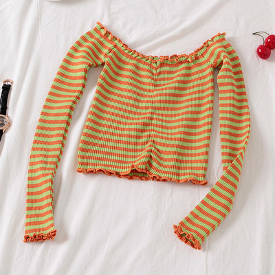 Bluză scurtă de damă în dungi cu umerii căzuți și bucle