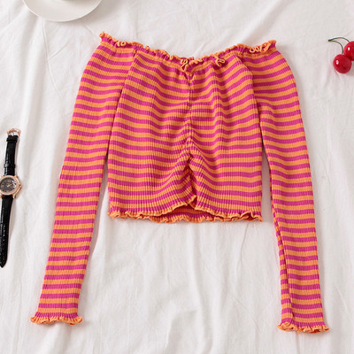 Bluză scurtă de damă în dungi cu umerii căzuți și bucle