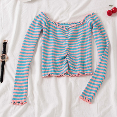 Bluză scurtă de damă în dungi cu umerii căzuți și bucle