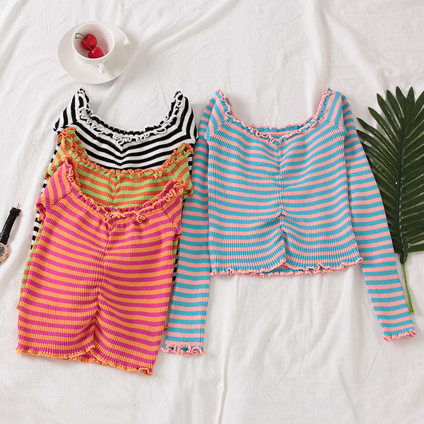 Bluză scurtă de damă în dungi cu umerii căzuți și bucle