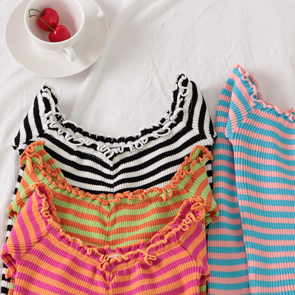 Bluză scurtă de damă în dungi cu umerii căzuți și bucle