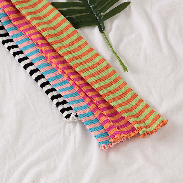 Bluză scurtă de damă în dungi cu umerii căzuți și bucle