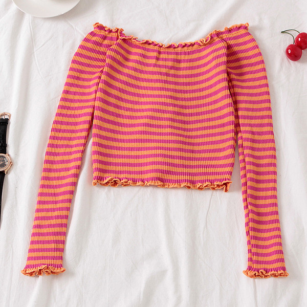 Bluză scurtă de damă în dungi cu umerii căzuți și bucle