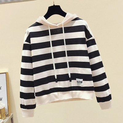 Hanorac de damă cu dungi în trei culori cu cravată și glugă