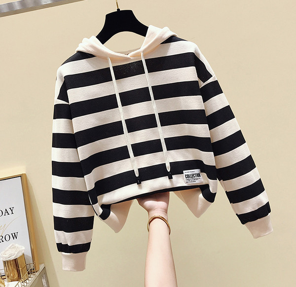 Hanorac de damă cu dungi în trei culori cu cravată și glugă