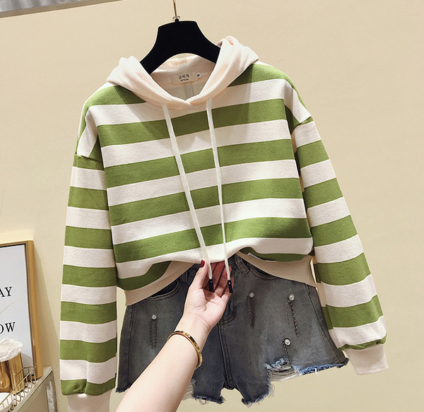 Hanorac de damă cu dungi în trei culori cu cravată și glugă