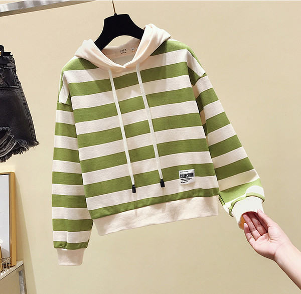 Hanorac de damă cu dungi în trei culori cu cravată și glugă