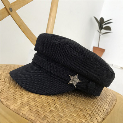 Modern női sapka fém elemmel fehér és fekete színben