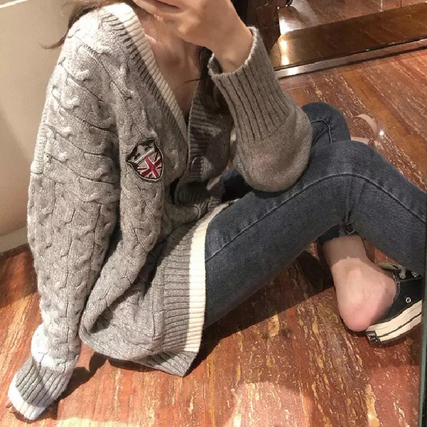 Дамска ежедневна жилетка с шпиц деколте в сив цвят 