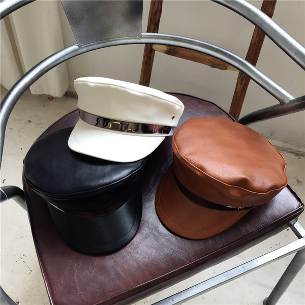 Pălărie elegantă din piele pentru femei în negru, alb și maro