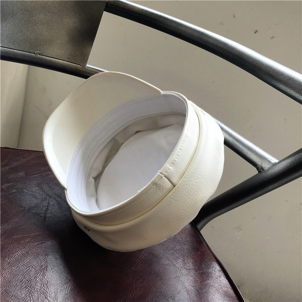 Pălărie elegantă din piele pentru femei în negru, alb și maro