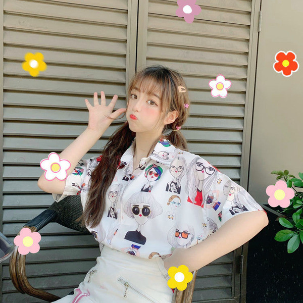 Cămașă modernă de damă cu aplicații și mâneci 3/4