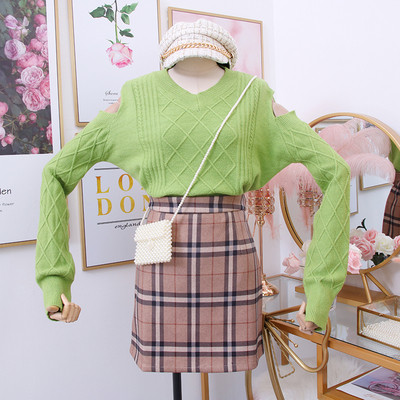 Pulover de damă modern cu decolteu spitz și decupaje în alb, galben, negru și verde