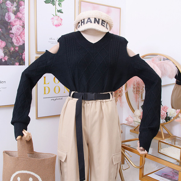 Pulover de damă modern cu decolteu spitz și decupaje în alb, galben, negru și verde