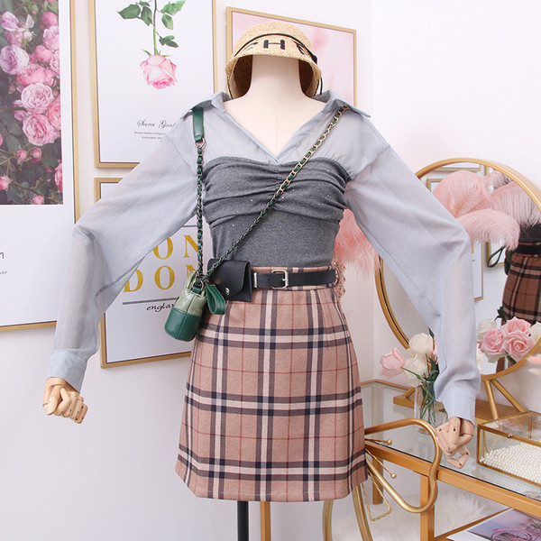 Нов модел актуална дамска блуза с шпиц деколте в сив,бял и черен цвят