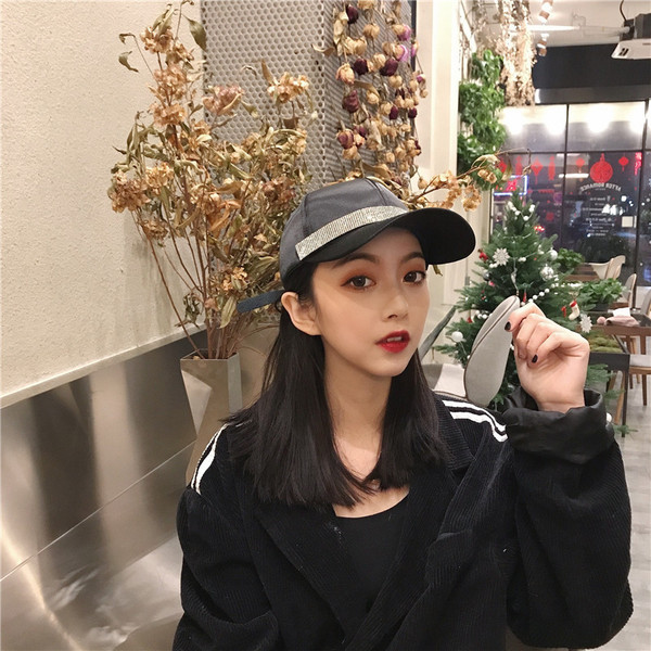 Stílusos női sapka csattal négy színben