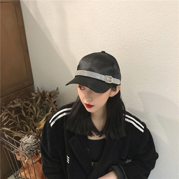 Stílusos női sapka csattal négy színben