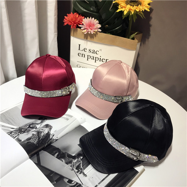 Stílusos női sapka csattal négy színben