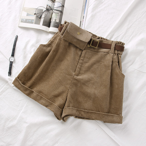 Divatos női rövidnadrág övvel és magas derékkal, fekete, barna és bézs színben