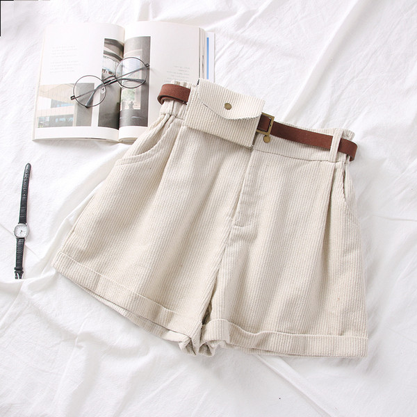 Divatos női rövidnadrág övvel és magas derékkal, fekete, barna és bézs színben