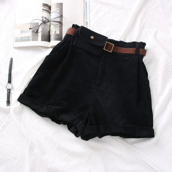 Divatos női rövidnadrág övvel és magas derékkal, fekete, barna és bézs színben