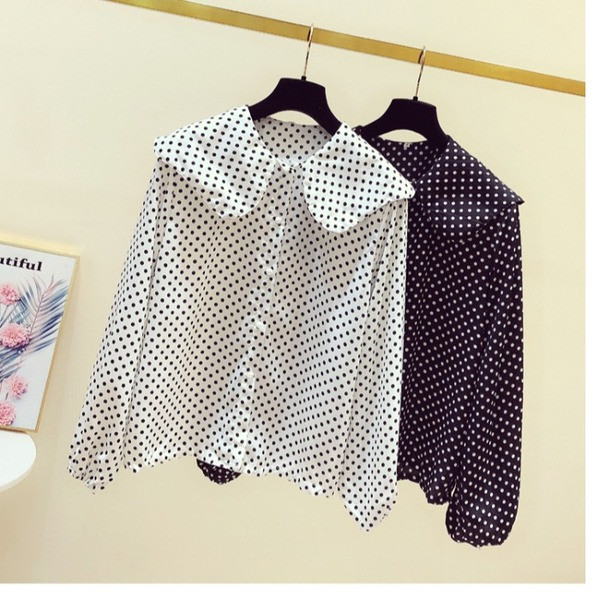 Cămașă modernă de damă cu nasturi în alb-negru cu puncte