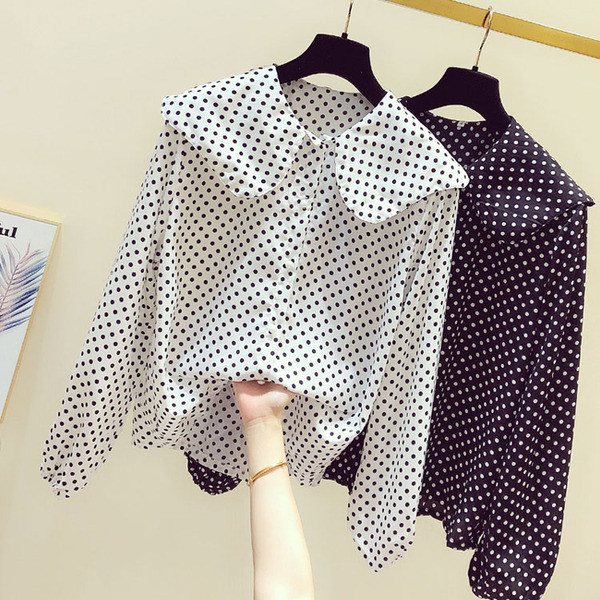 Cămașă modernă de damă cu nasturi în alb-negru cu puncte