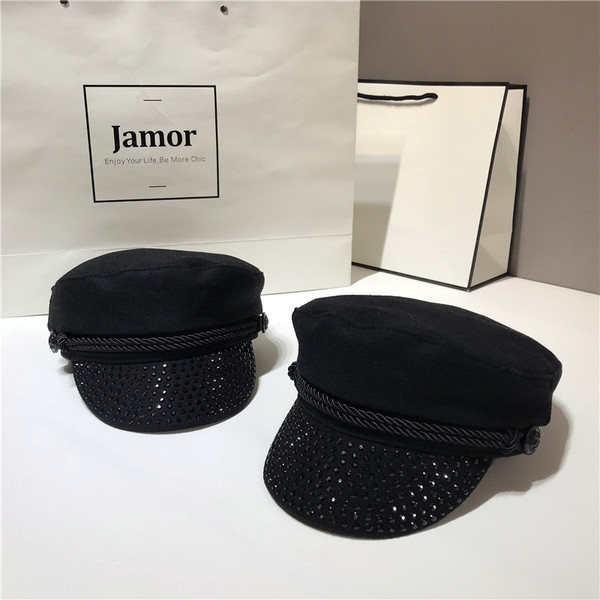 Modern női sapka fekete kövekkel