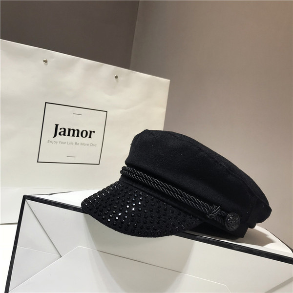 Modern női sapka fekete kövekkel