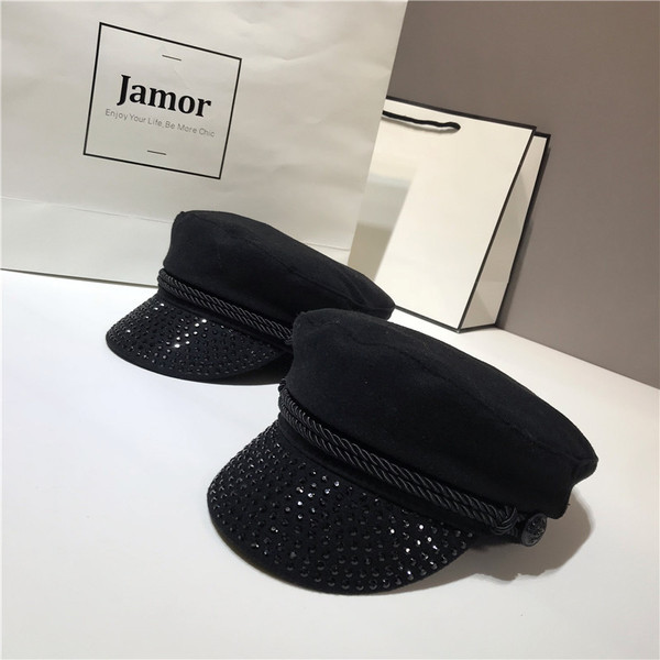 Modern női sapka fekete kövekkel