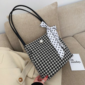 Geantă în carouri cu mânere lungi și panglică