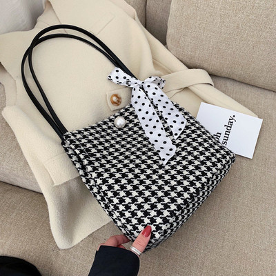 Geantă în carouri cu mânere lungi și panglică