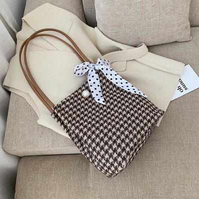 Geantă în carouri cu mânere lungi și panglică