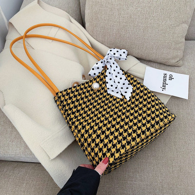 Geantă în carouri cu mânere lungi și panglică