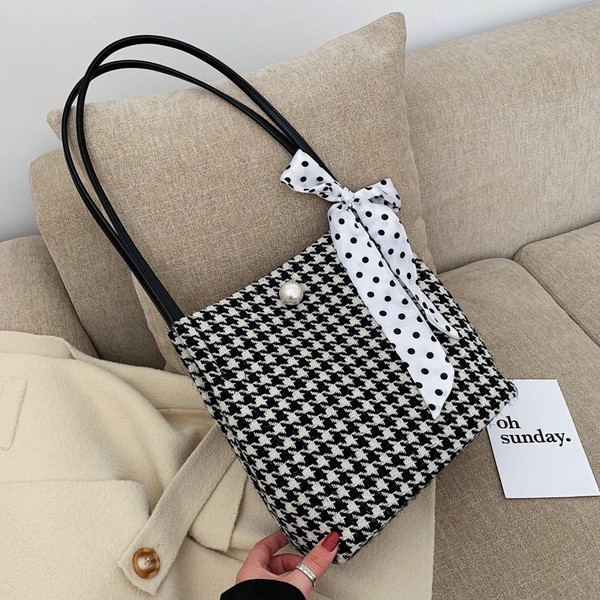 Geantă în carouri cu mânere lungi și panglică
