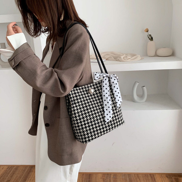 Geantă în carouri cu mânere lungi și panglică