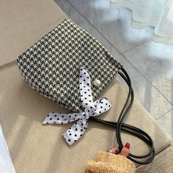 Geantă în carouri cu mânere lungi și panglică