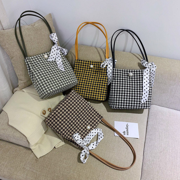 Geantă în carouri cu mânere lungi și panglică