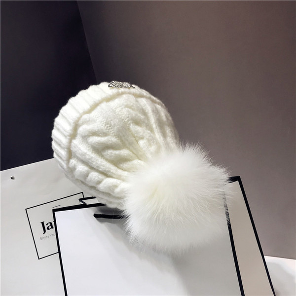 Palarie de iarna de dama tricotata cu pietre si puf in alb