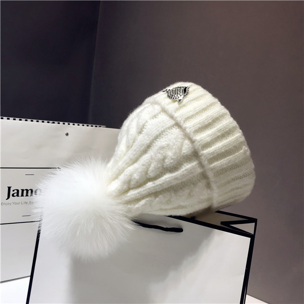 Palarie de iarna de dama tricotata cu pietre si puf in alb