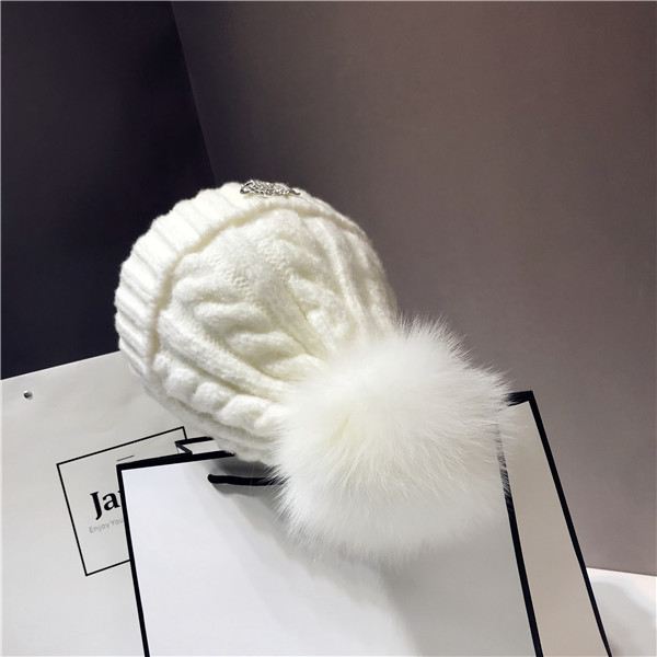 Palarie de iarna de dama tricotata cu pietre si puf in alb