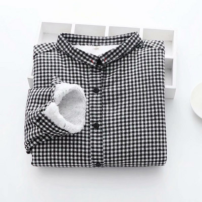 Cămașă de damă modernă în carouri cu guler jos și nasturi în negru