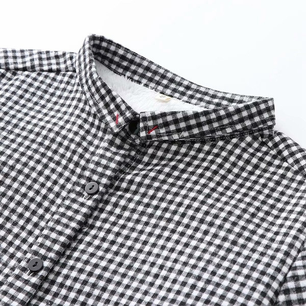 Cămașă de damă modernă în carouri cu guler jos și nasturi în negru