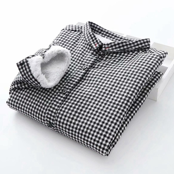 Cămașă de damă modernă în carouri cu guler jos și nasturi în negru