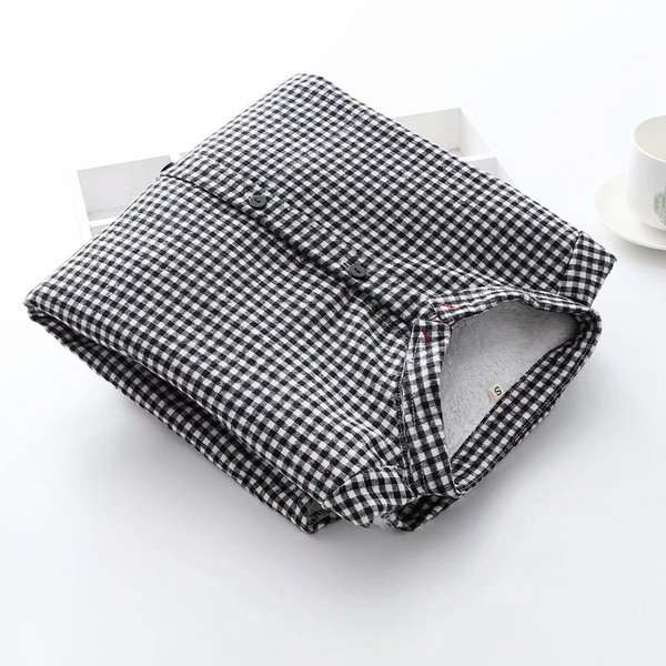 Cămașă de damă modernă în carouri cu guler jos și nasturi în negru