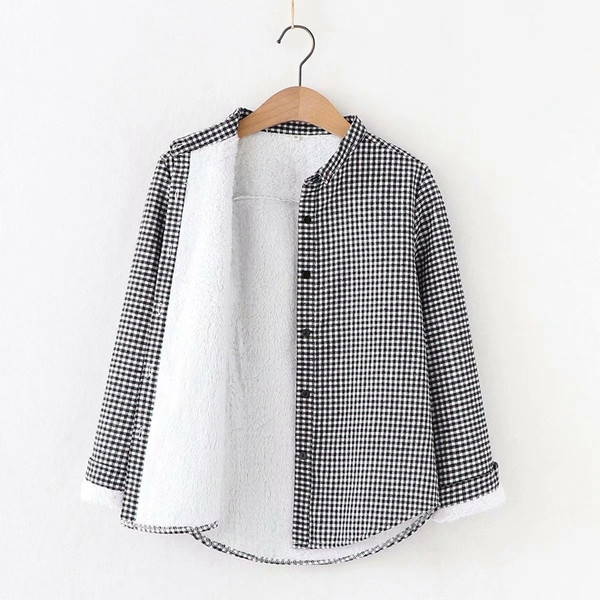 Cămașă de damă modernă în carouri cu guler jos și nasturi în negru