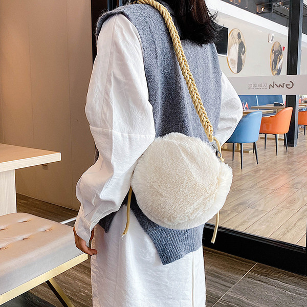 Geantă de puf de damă în formă rotundă cu mâner lung